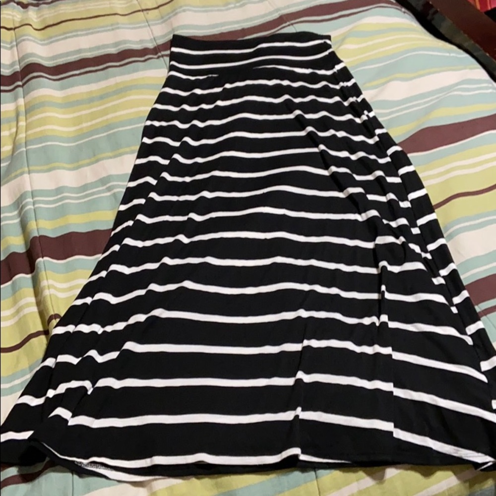 New Condition!  Black & White Maxie